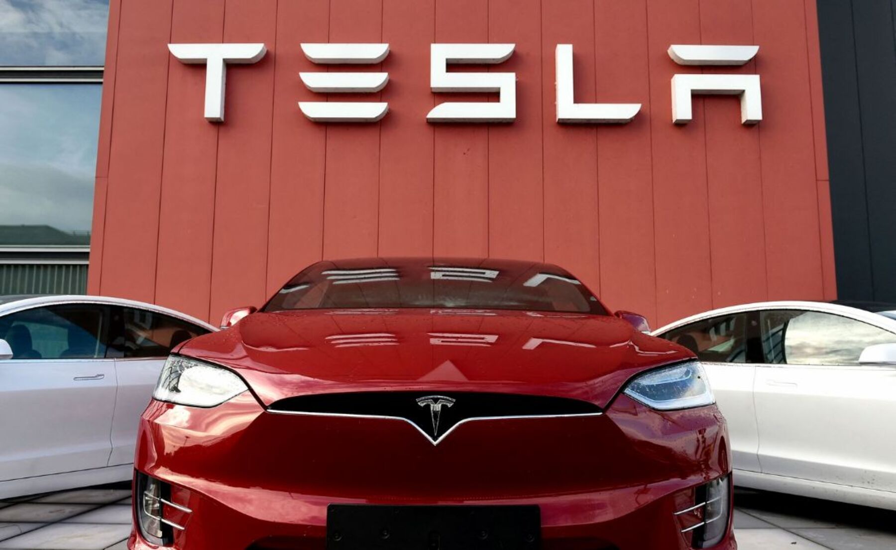 Tesla сталкивается с обвинениями в нарушении трудовых законов