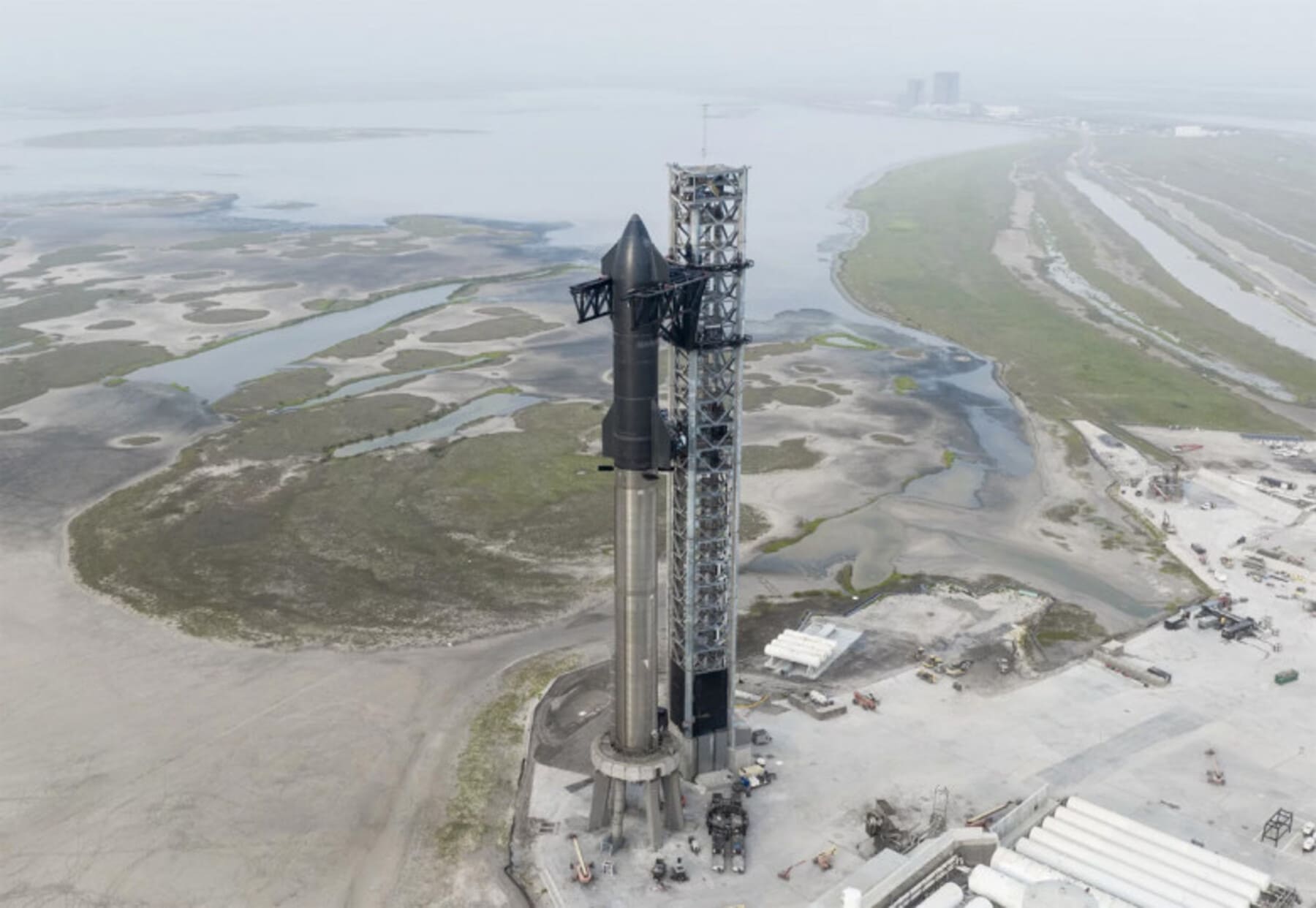SpaceX отправила Starship на стартовую площадку в преддверии летных испытаний IFT-4