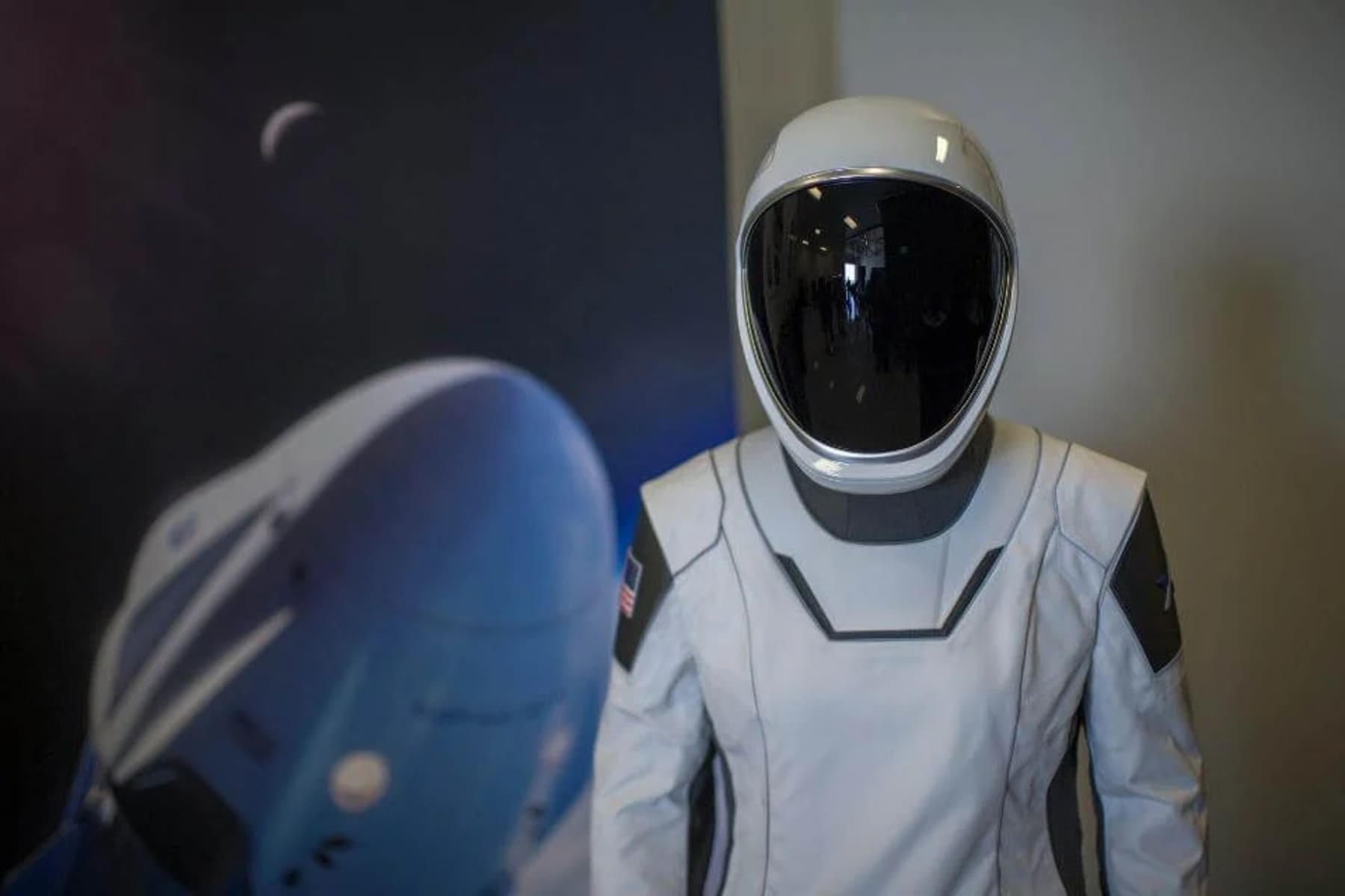 SpaceX представила новый скафандр EVA с улучшенной мобильностью и интегрированным дисплеем