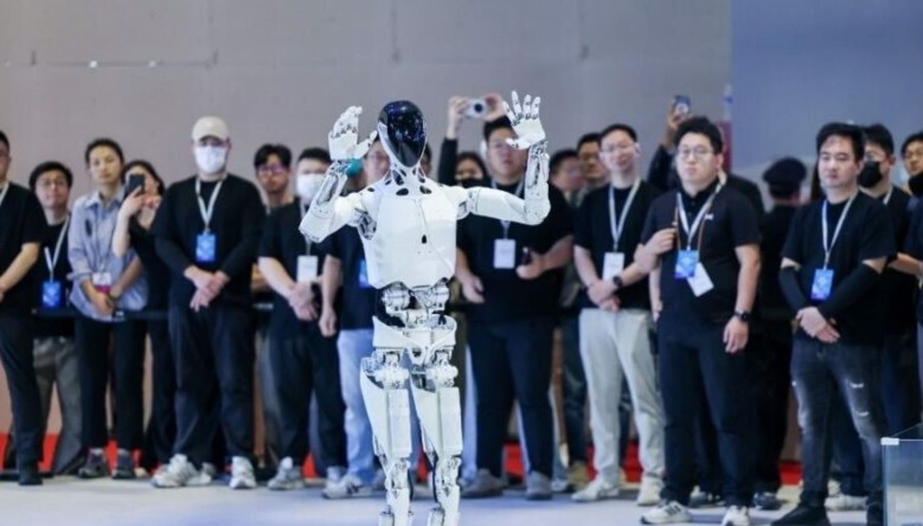 XPeng показала Iron - умного человекоподобного робота для автосборочных линий