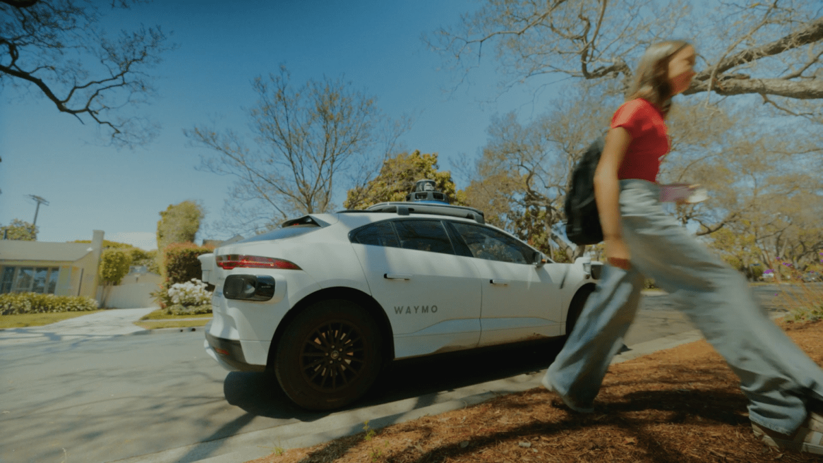 Тепер підлітки можуть викликати таксі-робота Waymo в Фініксі