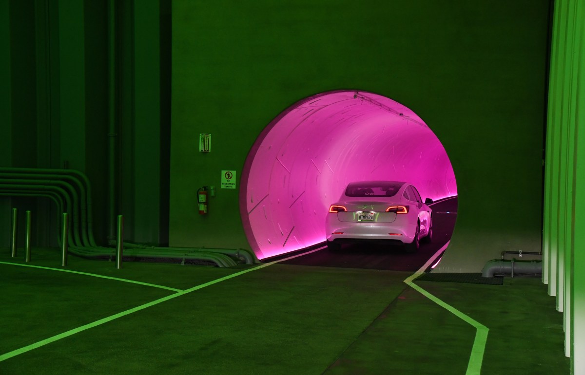 Компанія The Boring успішно випробовує 'Повноцінне автономне водіння' Tesla в тунелях Лас-Вегаса