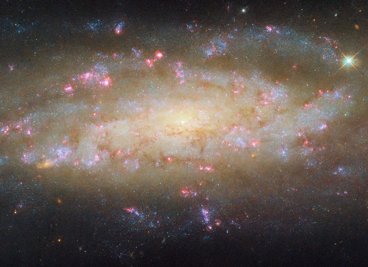 Хаббл Виявляє Галактику, Яка Містить Безліч Цікавинок - Наука NASA