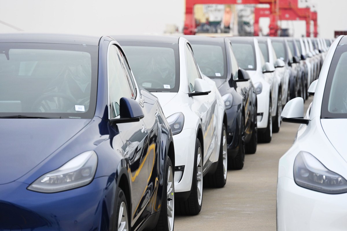 Tesla підлягає розслідуванню через можливі дефекти дверних ручок
