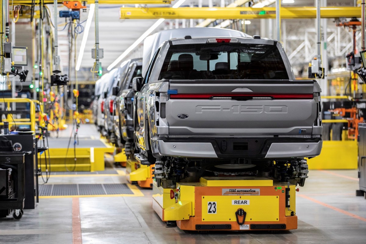 Ford тимчасово зупиняє виробництво F-150 Lightning: що це означає для електромобільного ринку України?