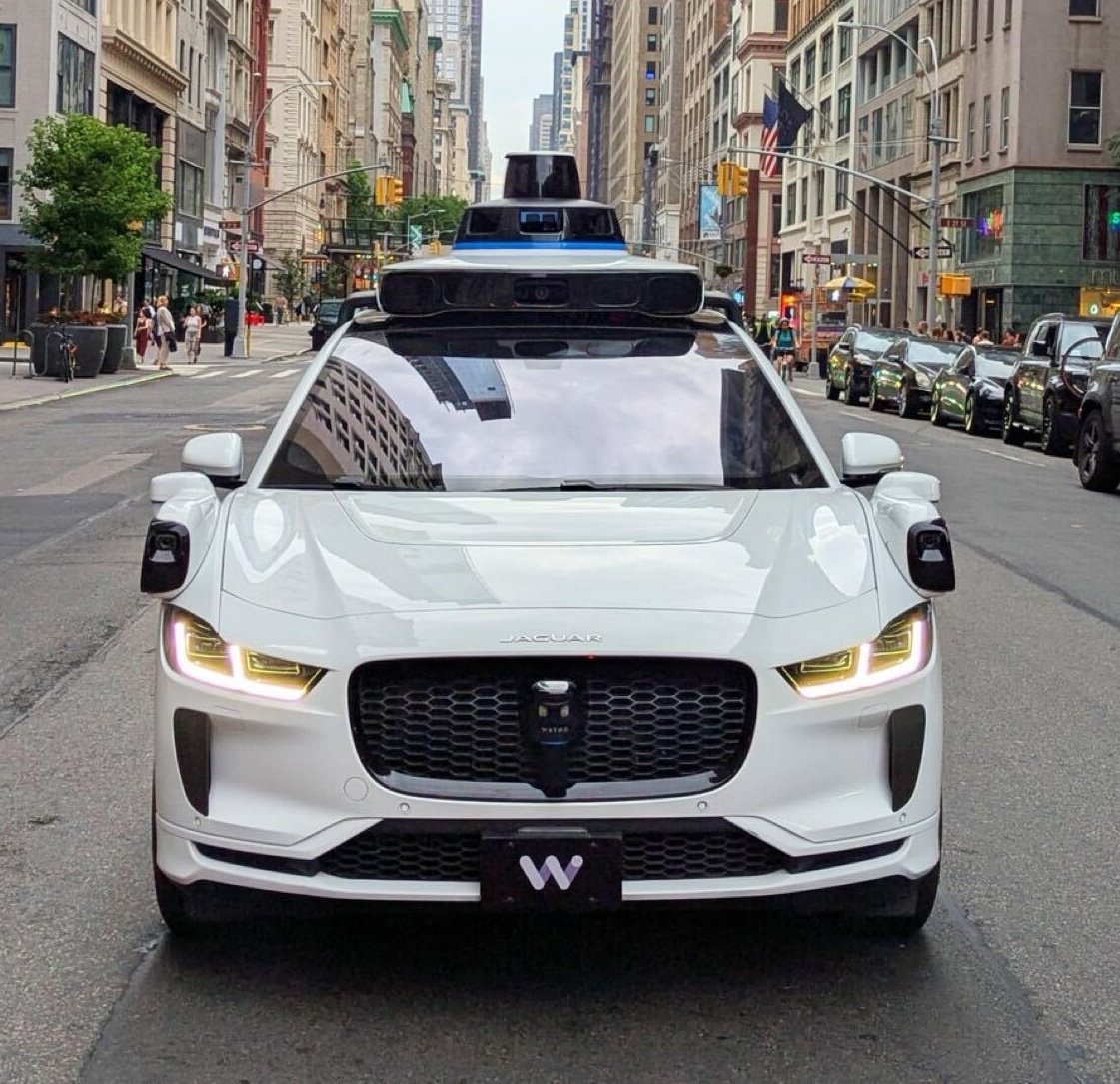 Вандалізм проти роботаксі Waymo: Як компанія бореться за власне майбутнє та безпеку перевезень