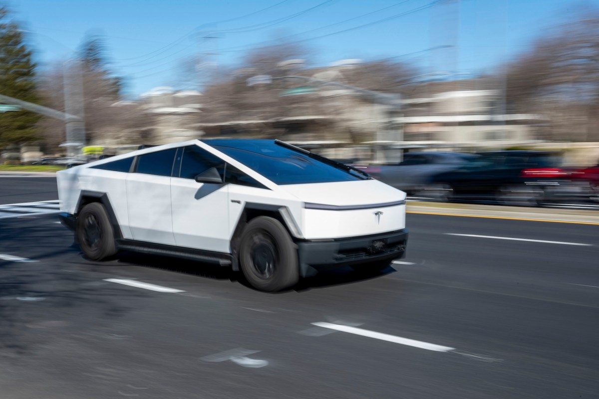 Маск анонсує нове програмне забезпечення Tesla, яке дозволяє писати повідомлення за кермом — потенційний ризик та правові наслідки