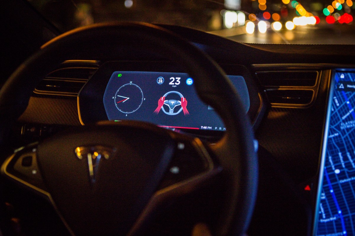 Tesla уникнула 30-денної заборони в Каліфорнії, знявши "Autopilot", але що це означає для майбутнього автономних технологій?