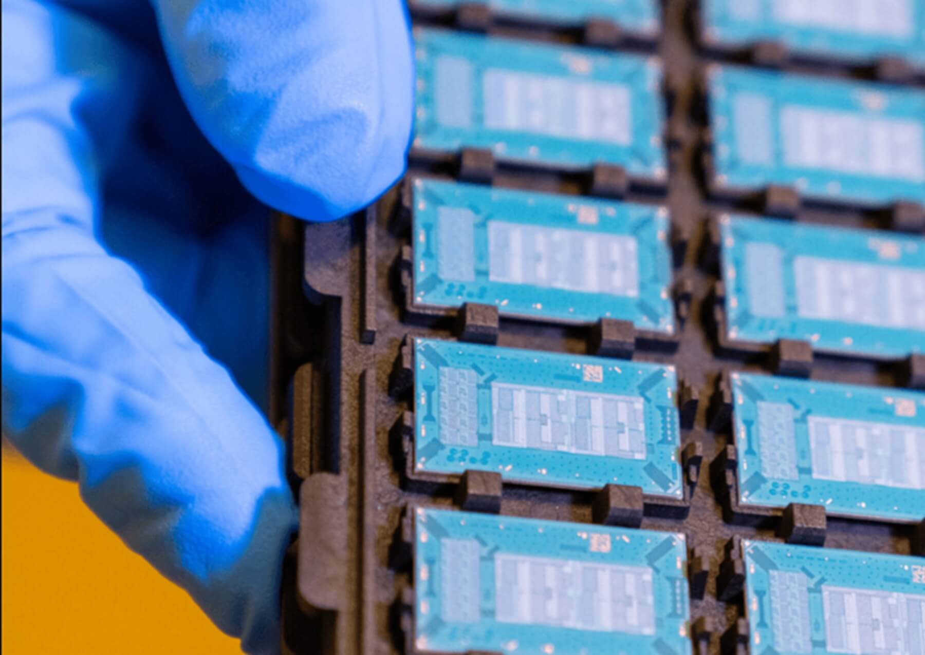 Intel і Lens Technology створять корпусування чипів для ШІ